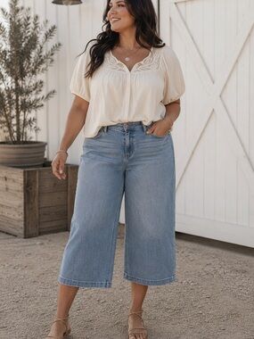 Chico's Trouser Crop Wide Leg Jeans Light Wash Size 14 Cropped Denim Casual